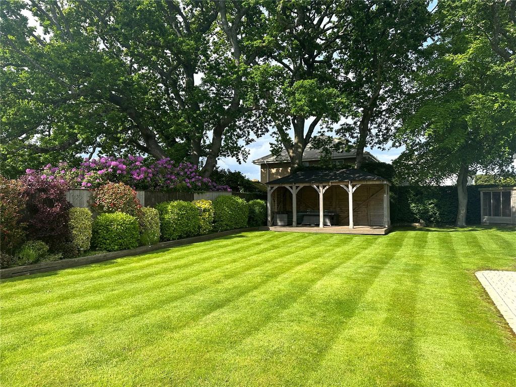 Property photo 3 of 24 Garden