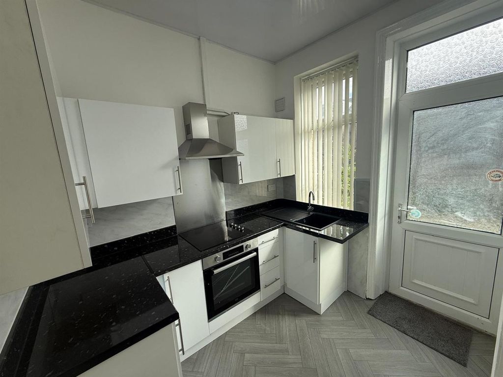 Property photo 1 of 7 Kitchen