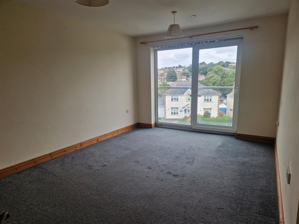 Property photo 3 of 8 1000066691.Jpg