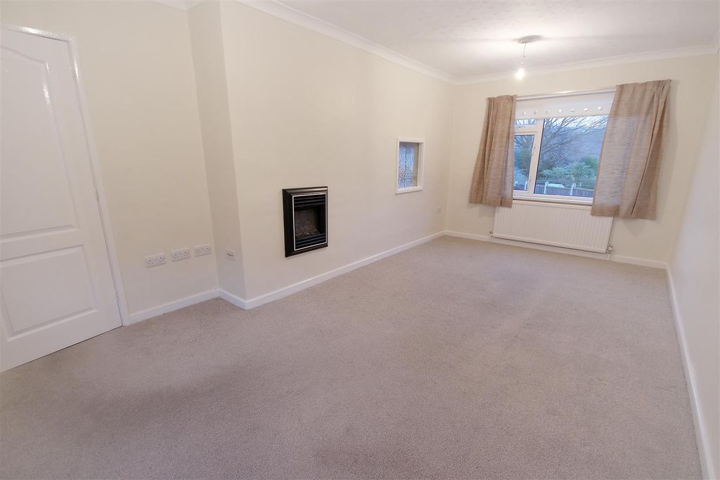 Property photo 1 of 8 Living/Dining Room