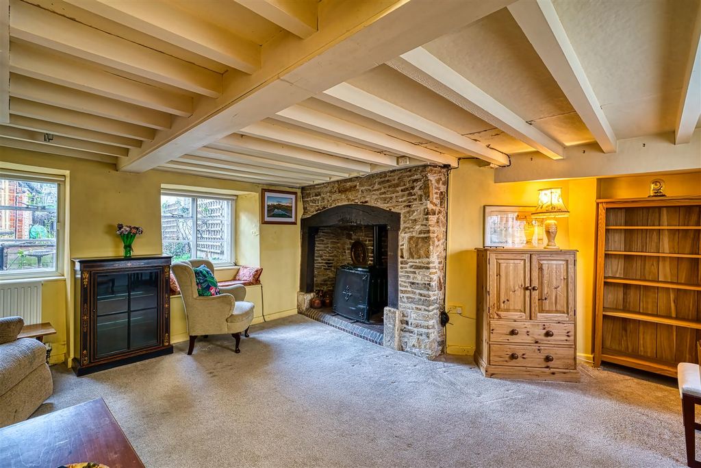 Property photo 3 of 12 Lounge