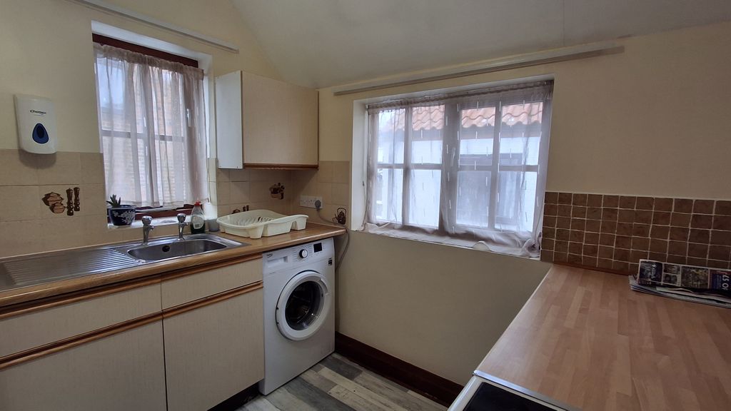 Property photo 3 of 10 Kitchen