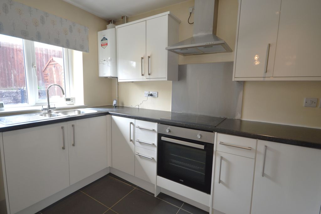 Property photo 3 of 11 Kitchen