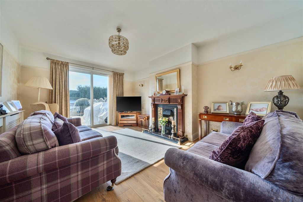 Property photo 3 of 17 Lounge 2