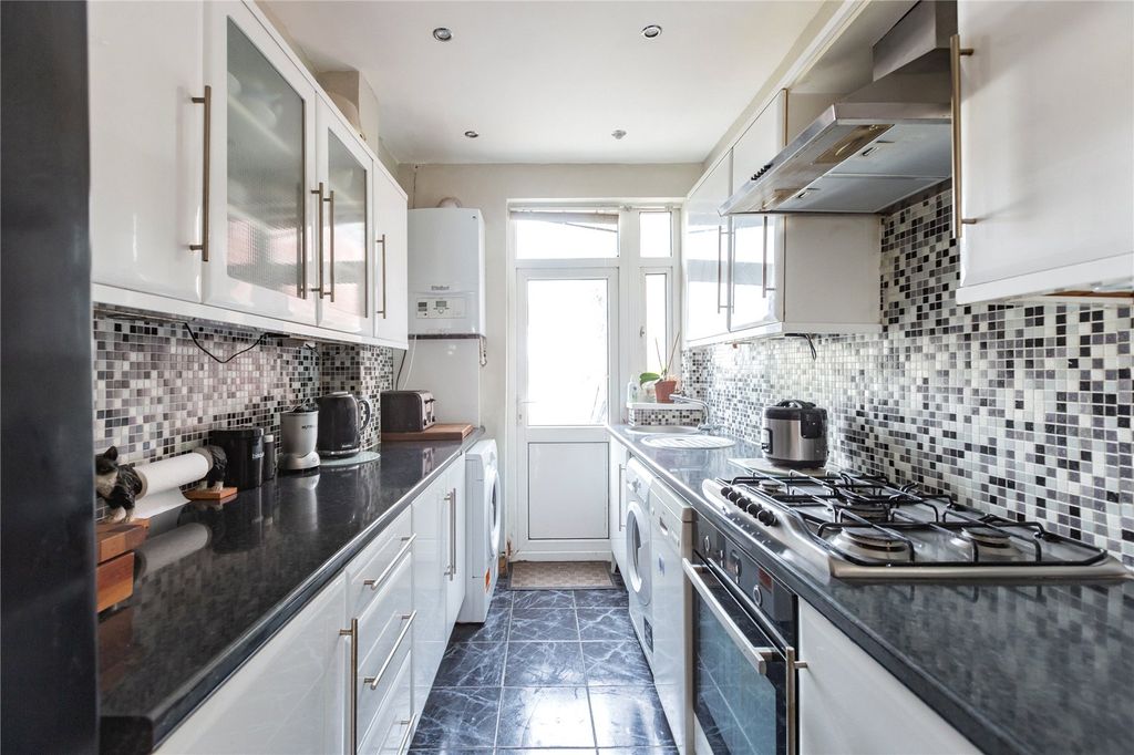 Property photo 2 of 11 Kitchen