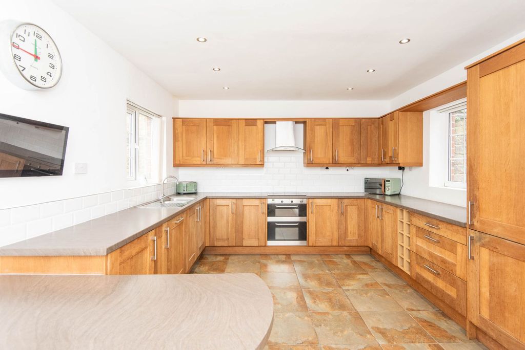 Property photo 3 of 28