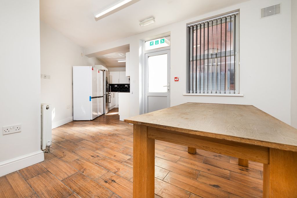 Property photo 2 of 10 Ng7 7Ea 492Rr-008