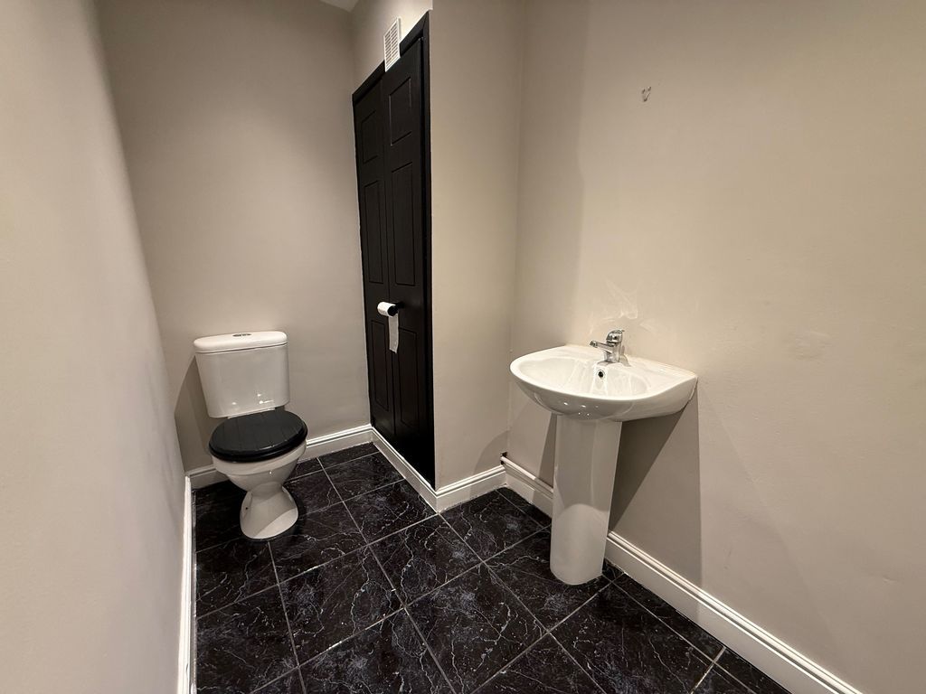 Property photo 3 of 8 Toilet