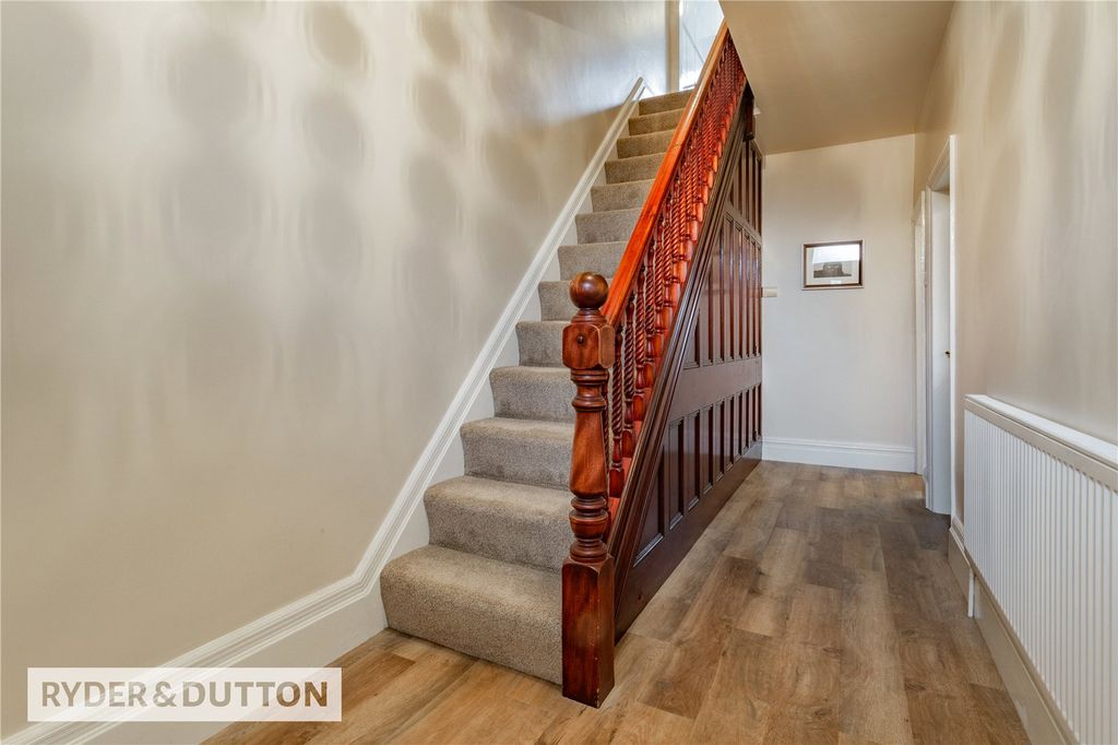 Property photo 2 of 22 Entrance Hall