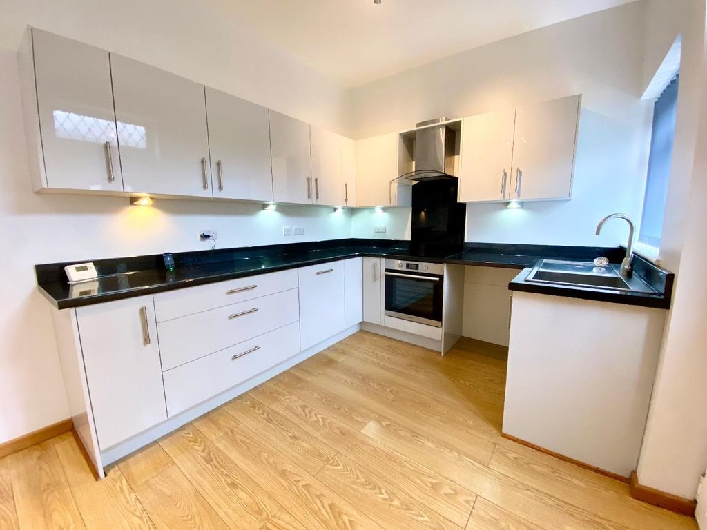 Property photo 3 of 21 Dining Kitchen