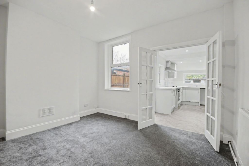 Property photo 3 of 10 Dining Room