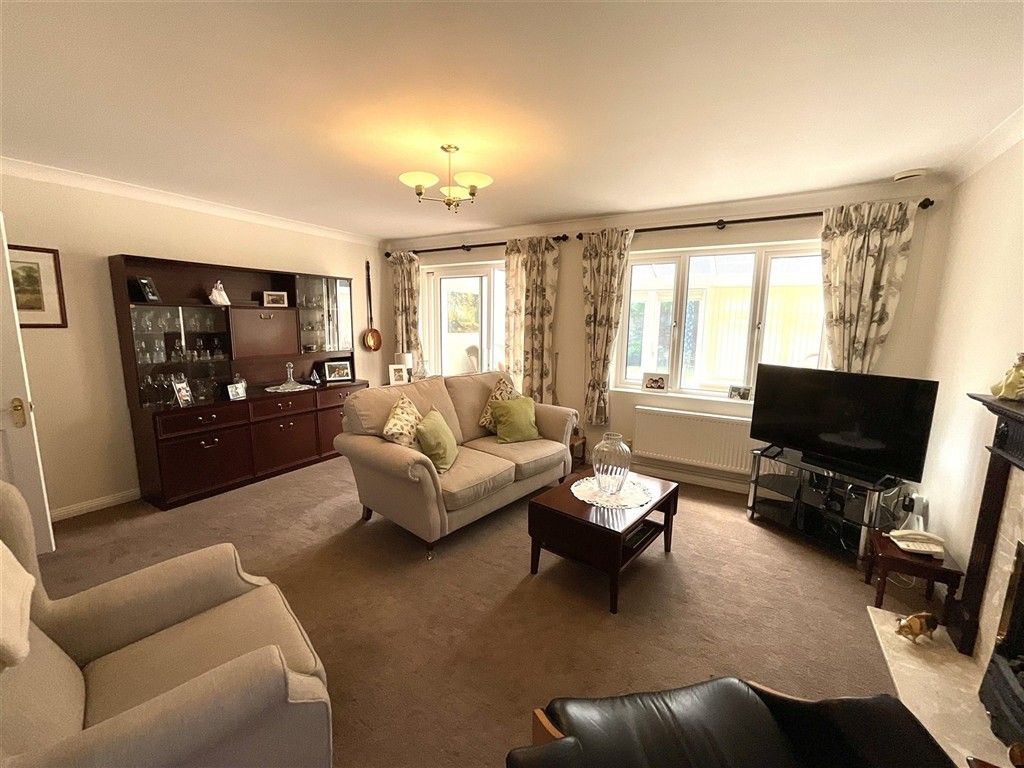 Property photo 1 of 16 Lounge 1