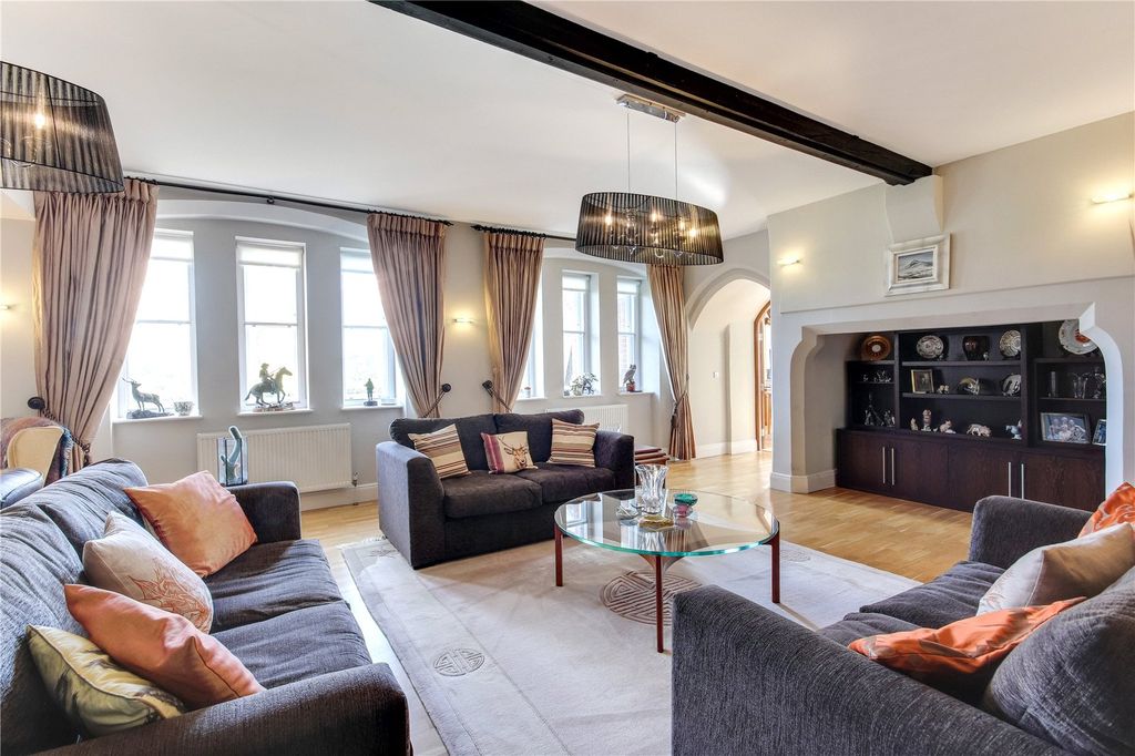 Property photo 2 of 21 Sitting Room