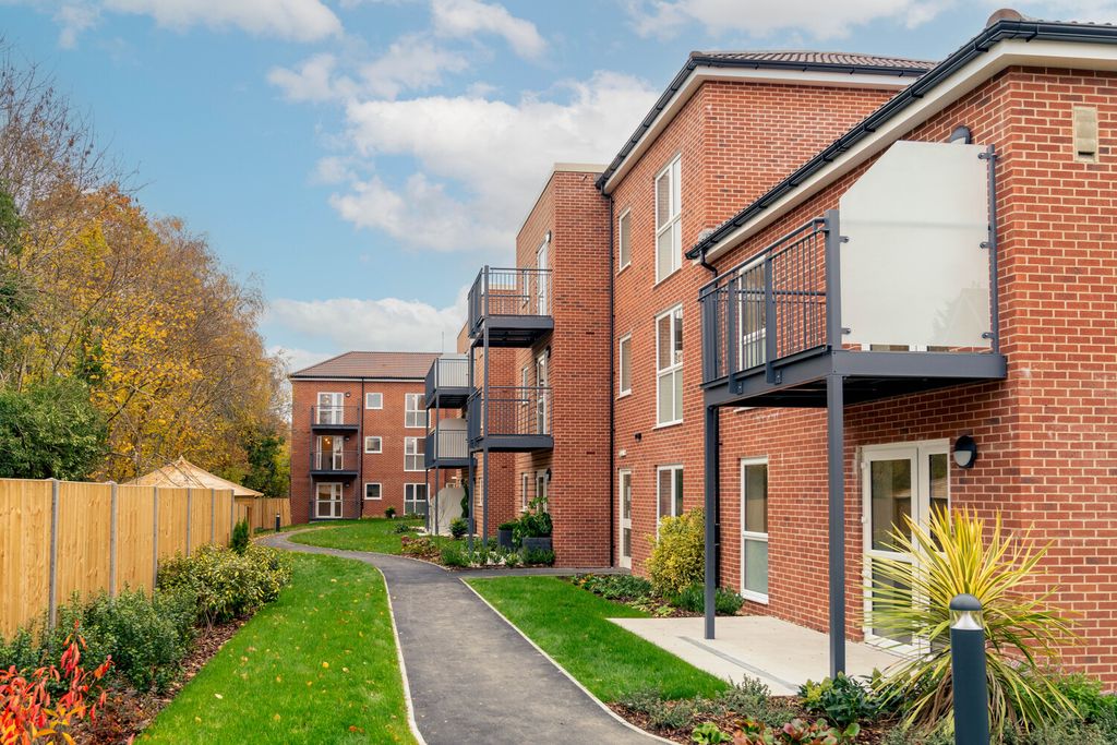 Property photo 2 of 12 Shared Gardens