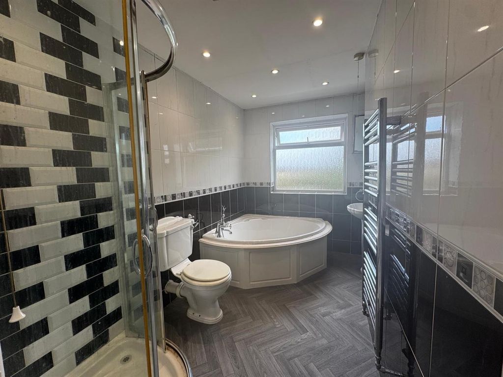 Property photo 3 of 14 House Bathroom.Jpg