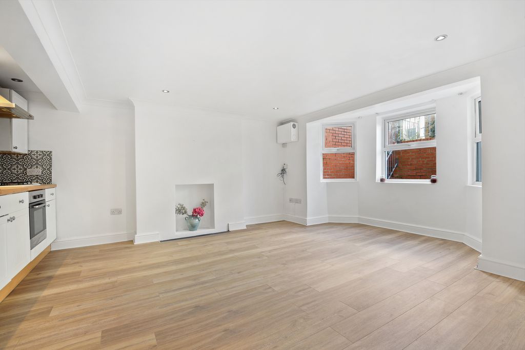 Property photo 2 of 11 Gallery