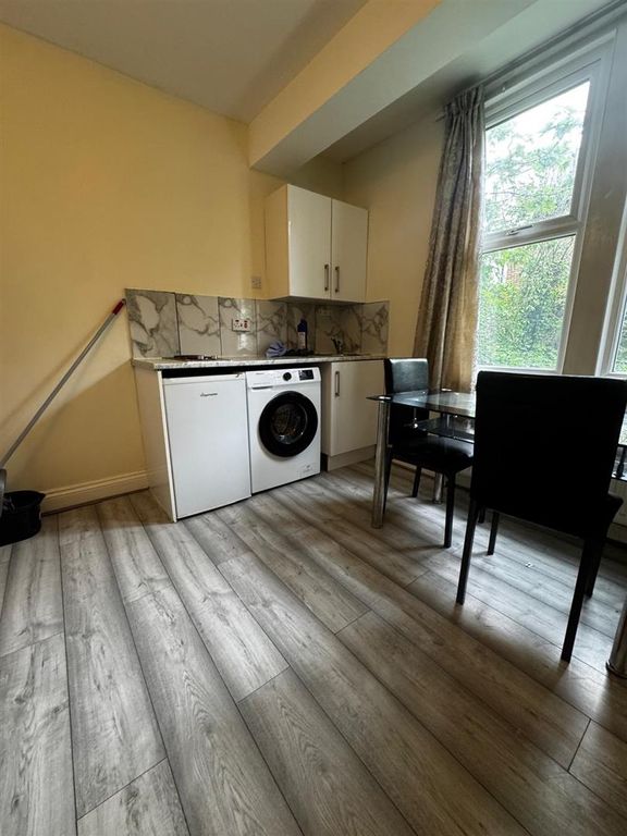 Property photo 3 of 5 7 Blakemore Road, Streatham 3.Jpeg