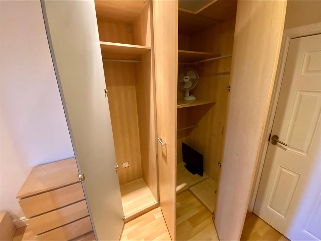 Property photo 1 of 12 Room 4