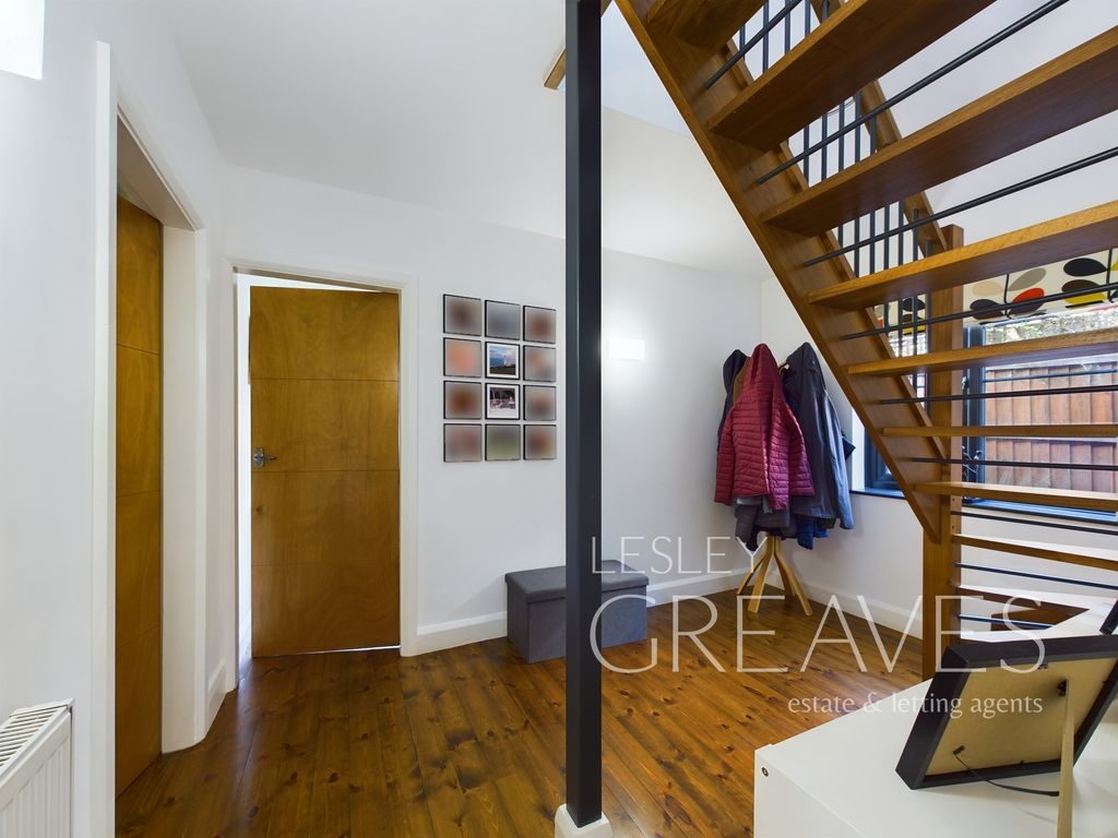 Property photo 3 of 21 Hallway