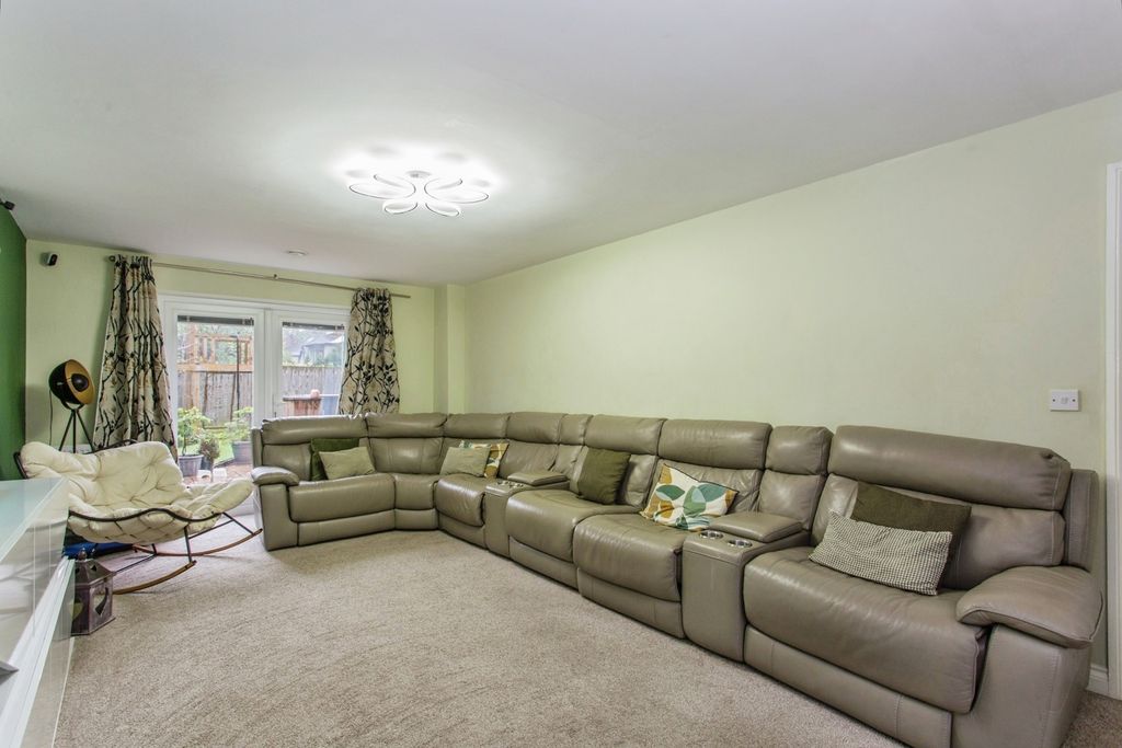 Property photo 3 of 20 Lounge