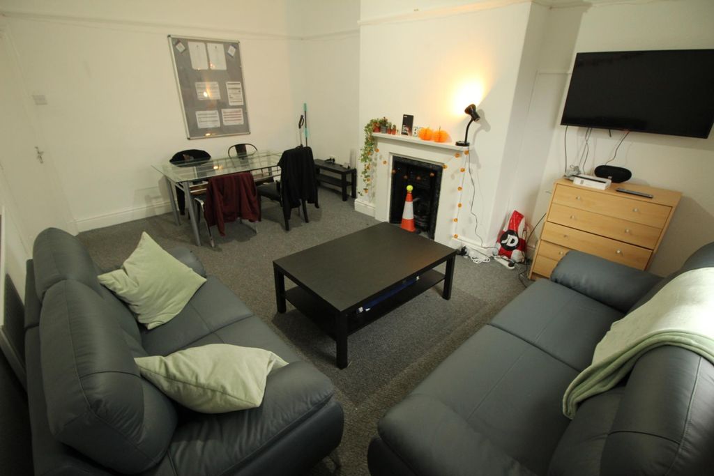 Property photo 1 of 8 Well-Presented Communal Living Room With Two Comfo...
