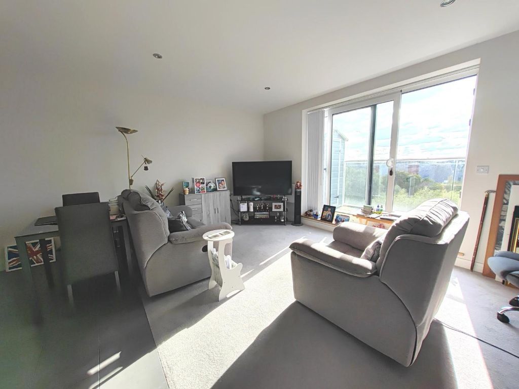Property photo 3 of 8 1000002497.Jpg