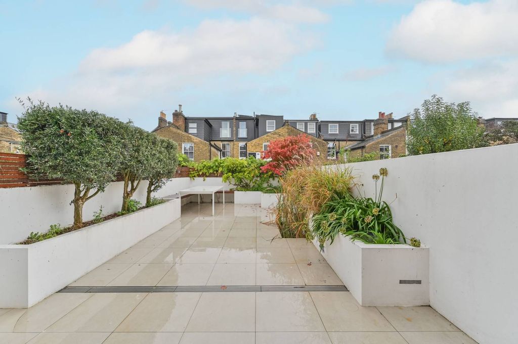 Property photo 3 of 18