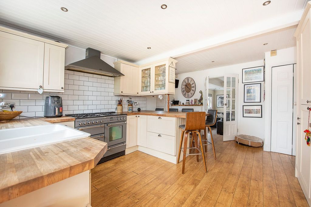 Property photo 2 of 33 Kitchen/Breakfast Room