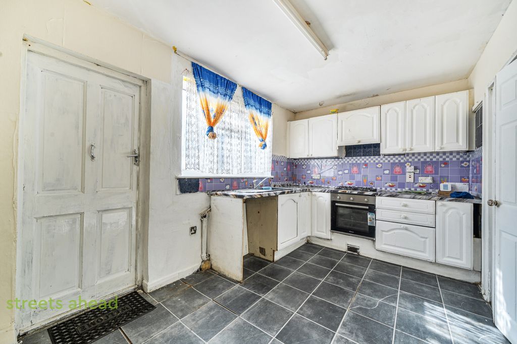 Property photo 3 of 12 2B75d8B6-10d4-46d...