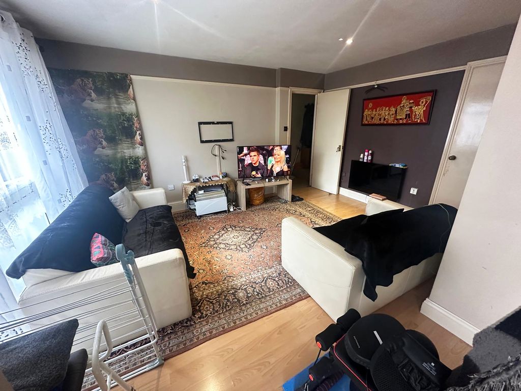 Property photo 3 of 4 24E9Cf4c-12ce-40c8-Aed1-c424219c48cc.Jpg