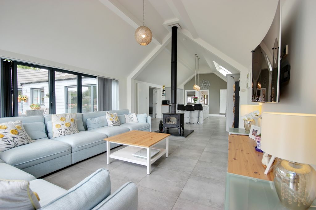 Property photo 3 of 31 1 Liv Kit C