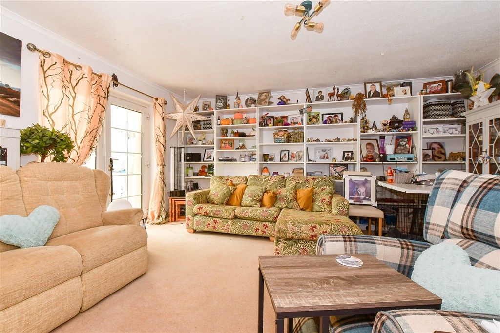 Property photo 3 of 8 Lounge