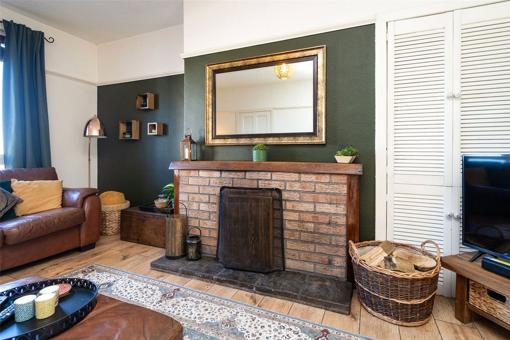 Property photo 3 of 31 Sitting Room