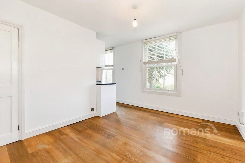 Property photo 3 of 11 Pbox-Img.Jpeg