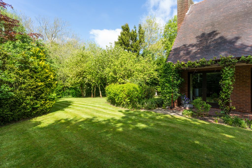 Property photo 2 of 16 Garden