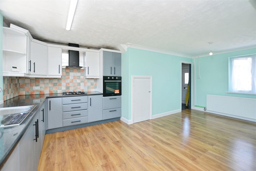 Property photo 3 of 25 Kitchen