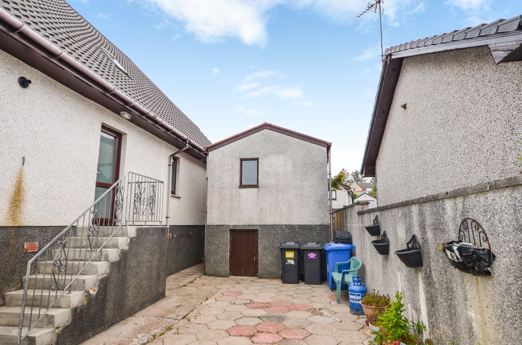 Property photo 3 of 35