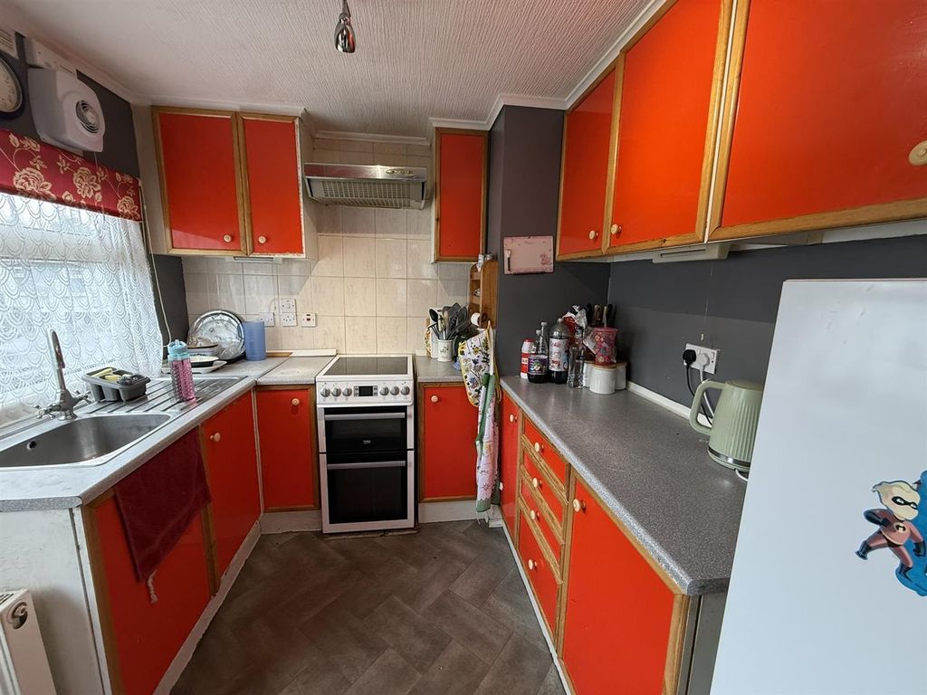 Property photo 2 of 11 Kitchen