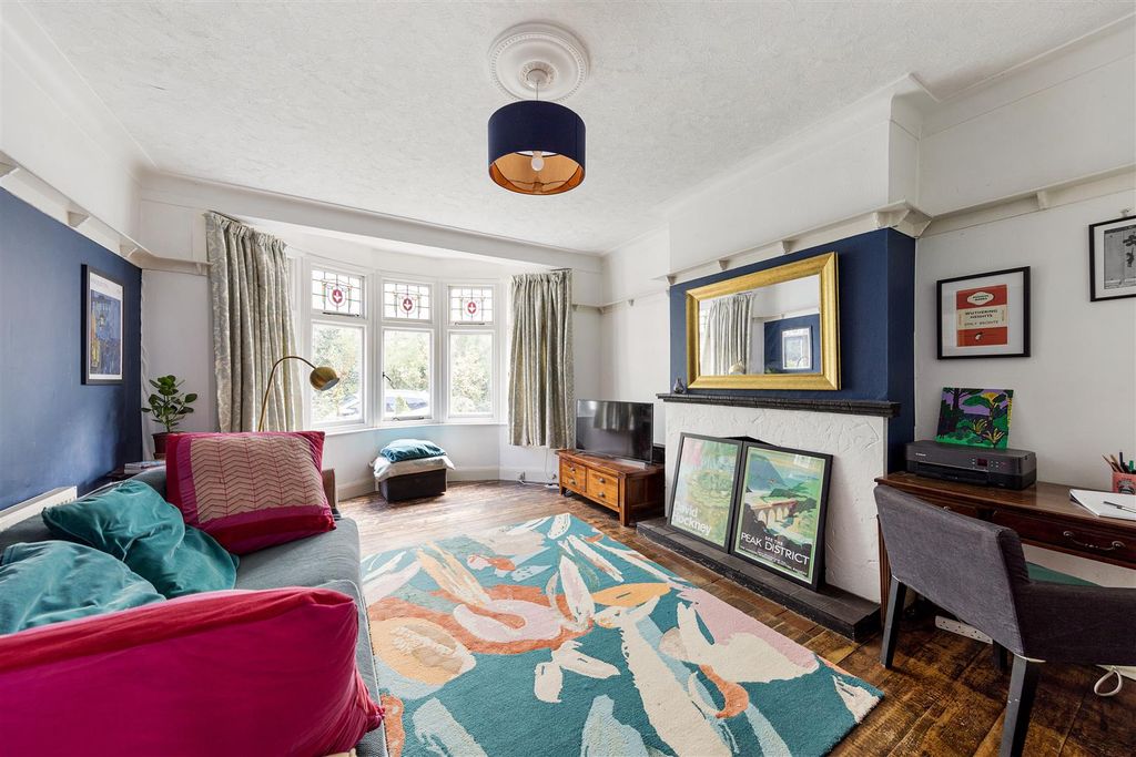 Property photo 2 of 35 Forest Glade, E4