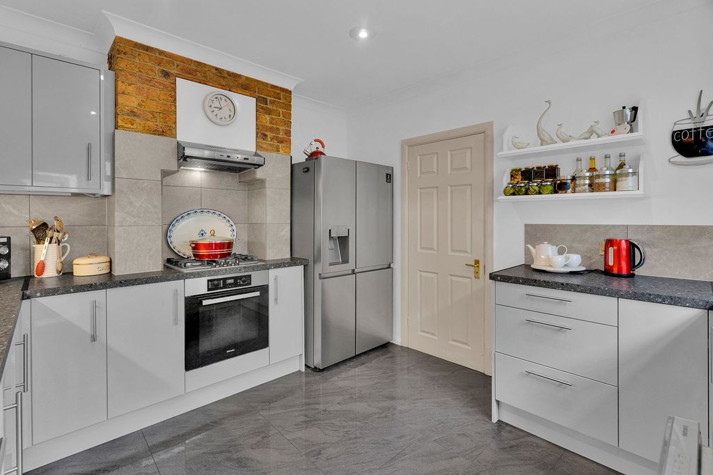 Property photo 2 of 29