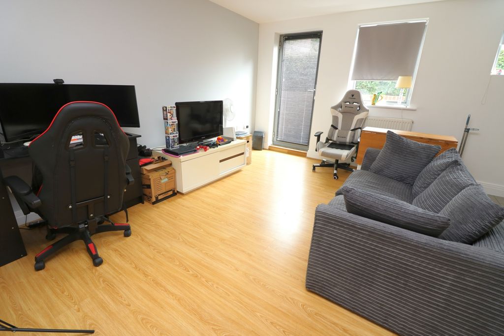 Property photo 3 of 8 Lounge