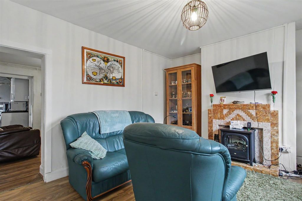 Property photo 3 of 16 Lounge