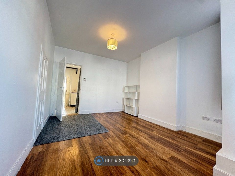 Property photo 3 of 11 Living Room