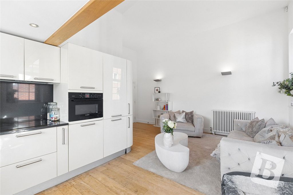 Property photo 3 of 14 Lounge