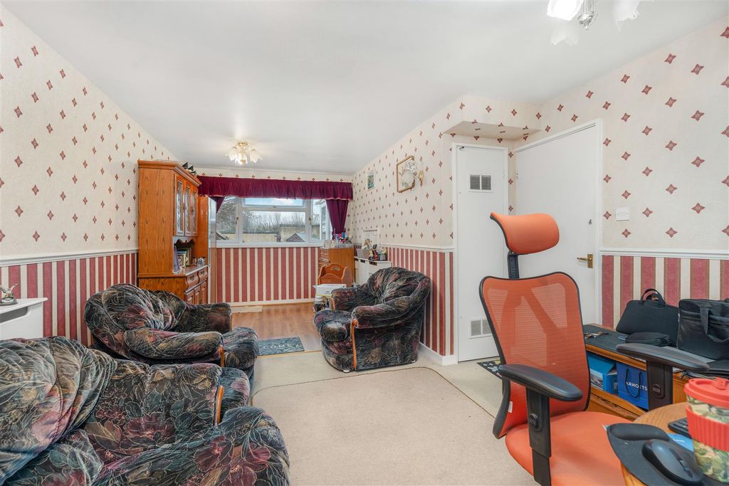 Property photo 2 of 7 32 Beaumaris Close, Banbury-6.Jpg