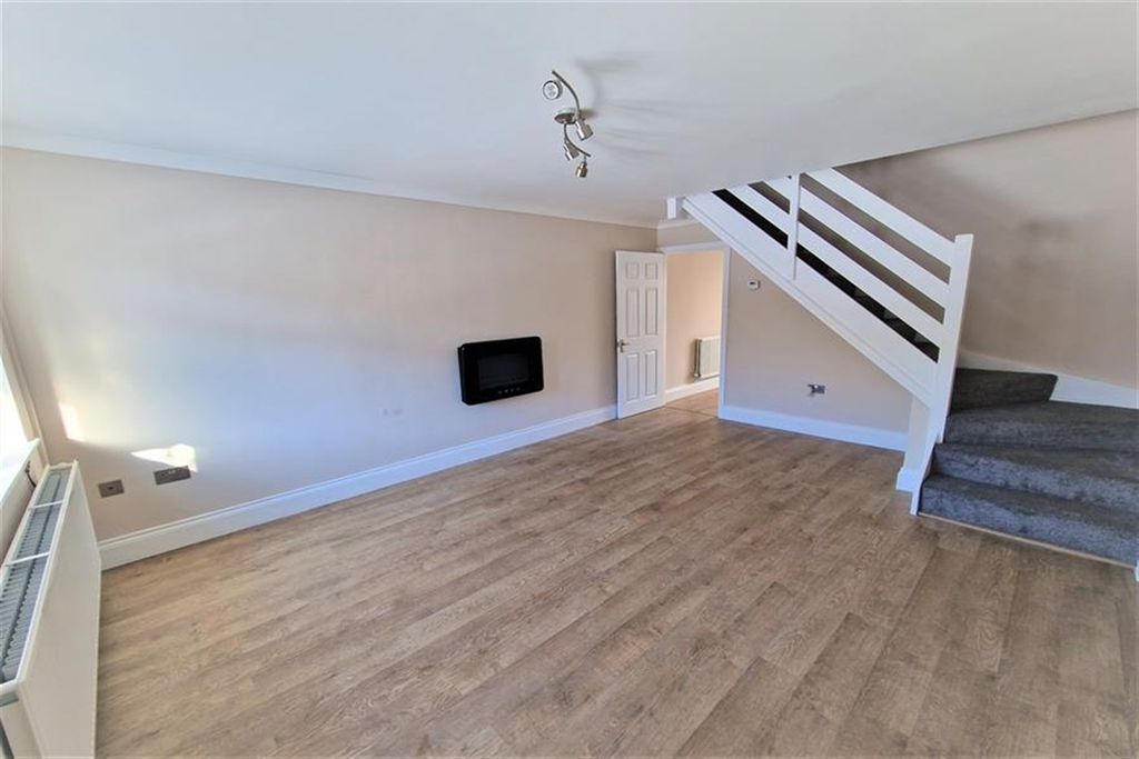 Property photo 2 of 10 (Main)