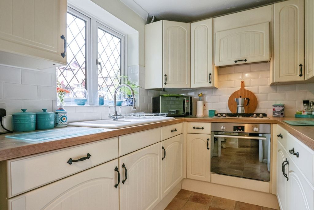 Property photo 3 of 21 Kitchen