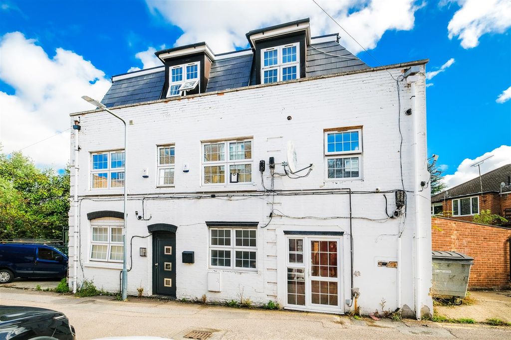 Property photo 1 of 8 5 Holywell House-7.Jpg