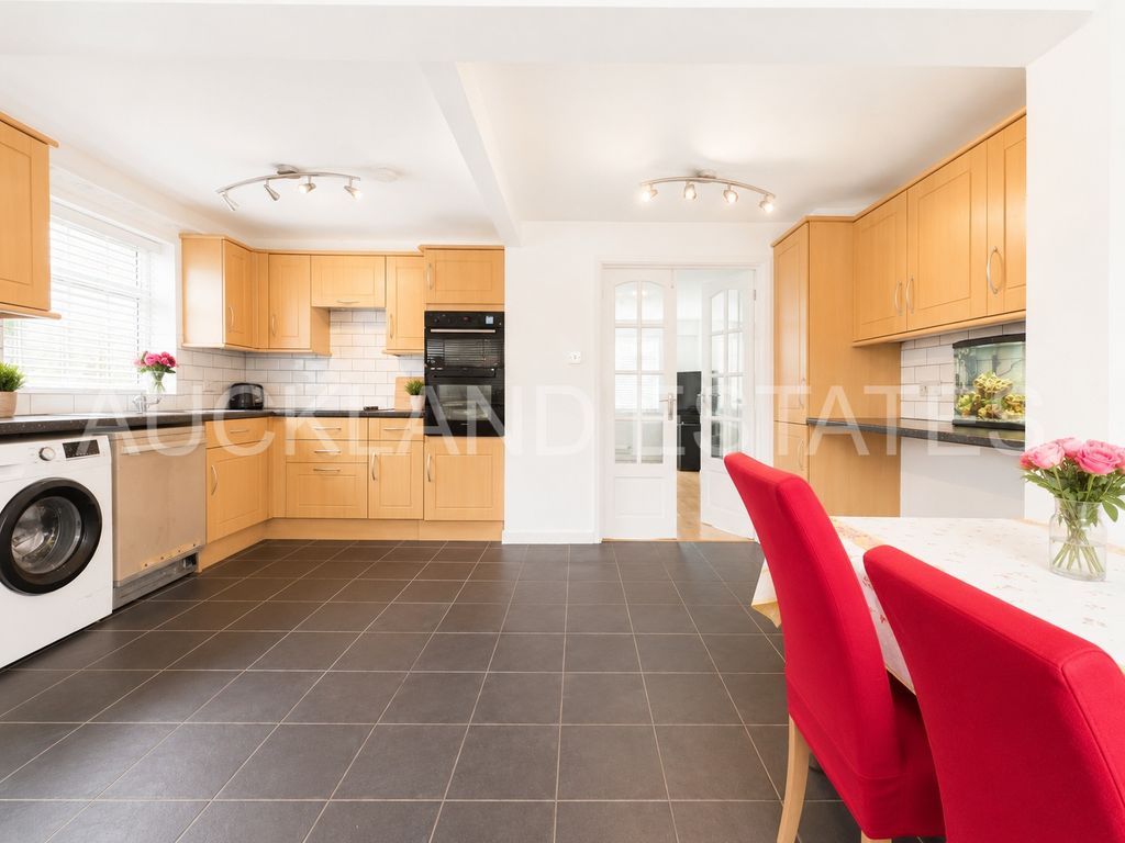 Property photo 3 of 19 Image00008