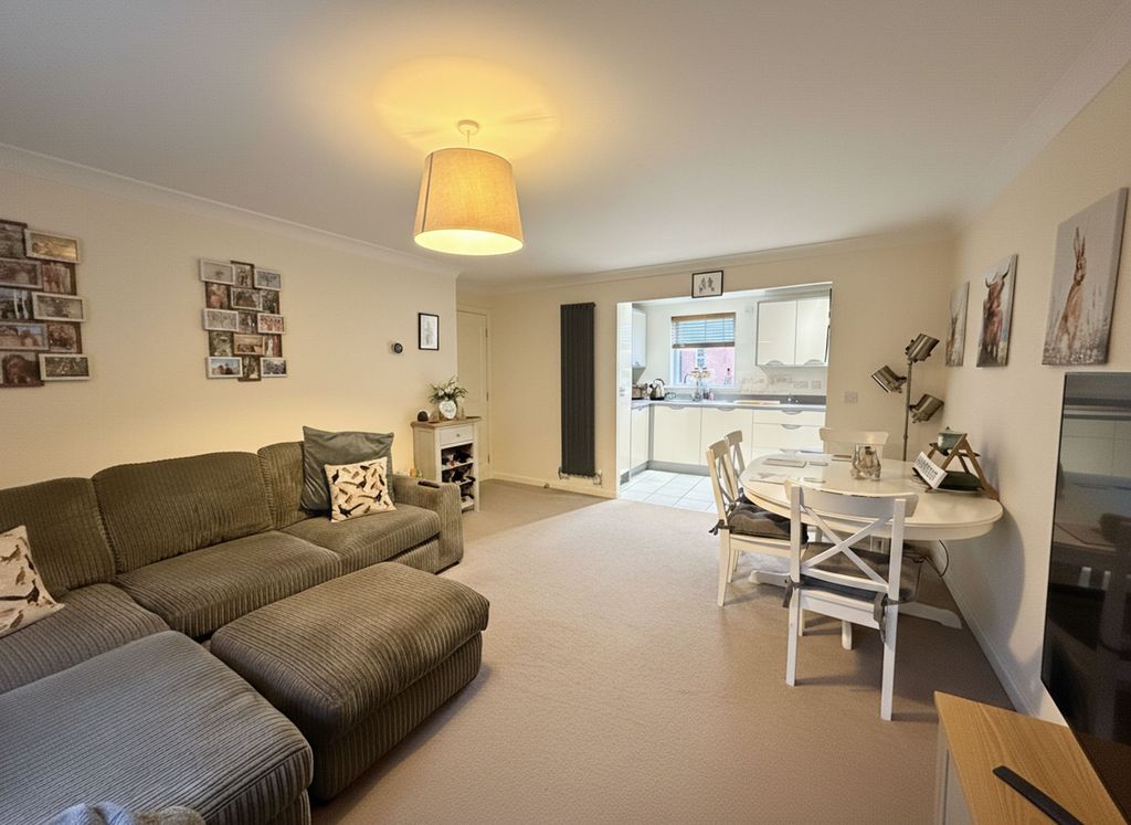 Property photo 3 of 8 Living Room/Kitchen